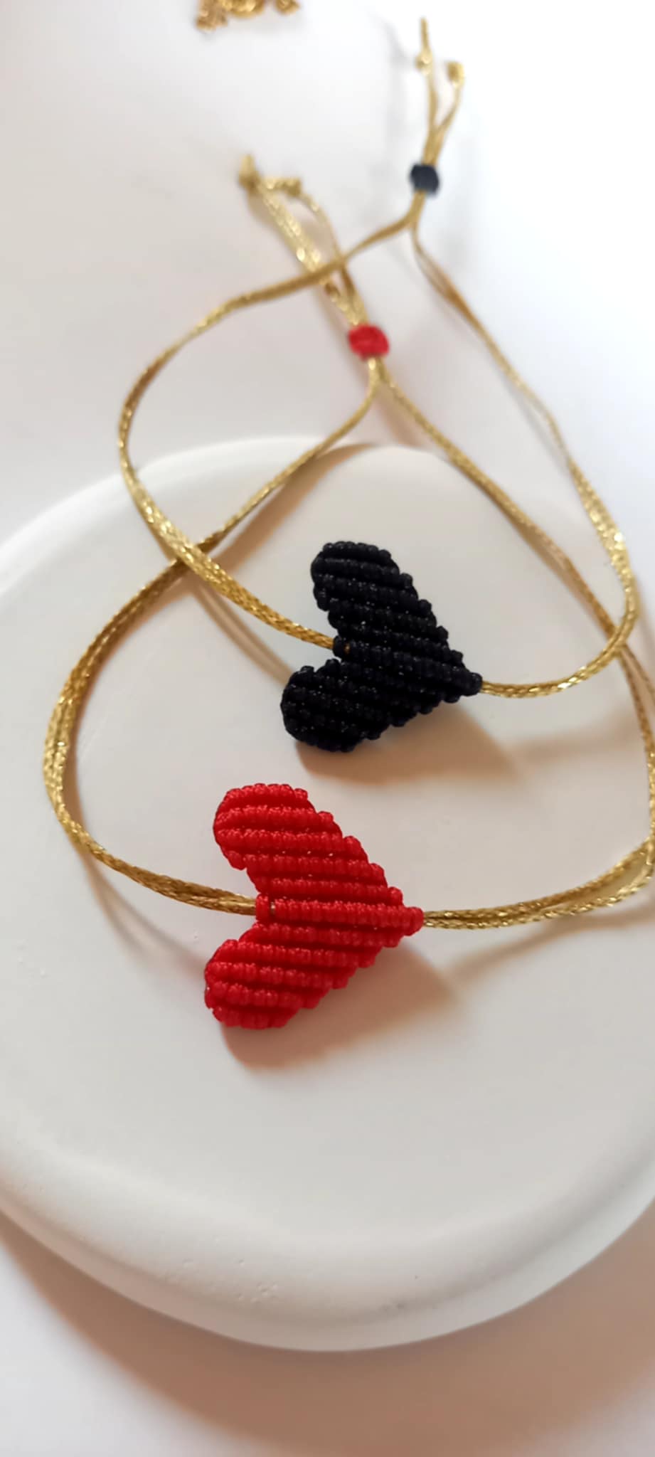 Βραχιόλι με καρδιά μακραμέ