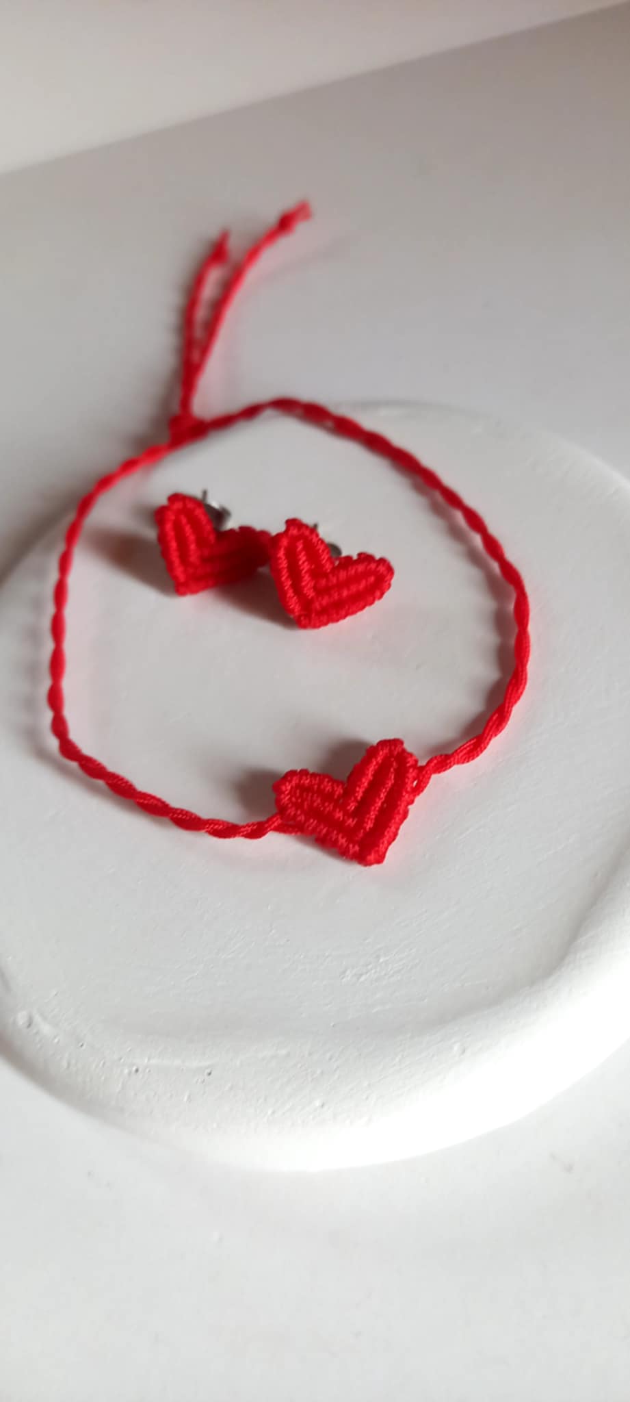 Βραχιόλι με καρδιά μακραμέ