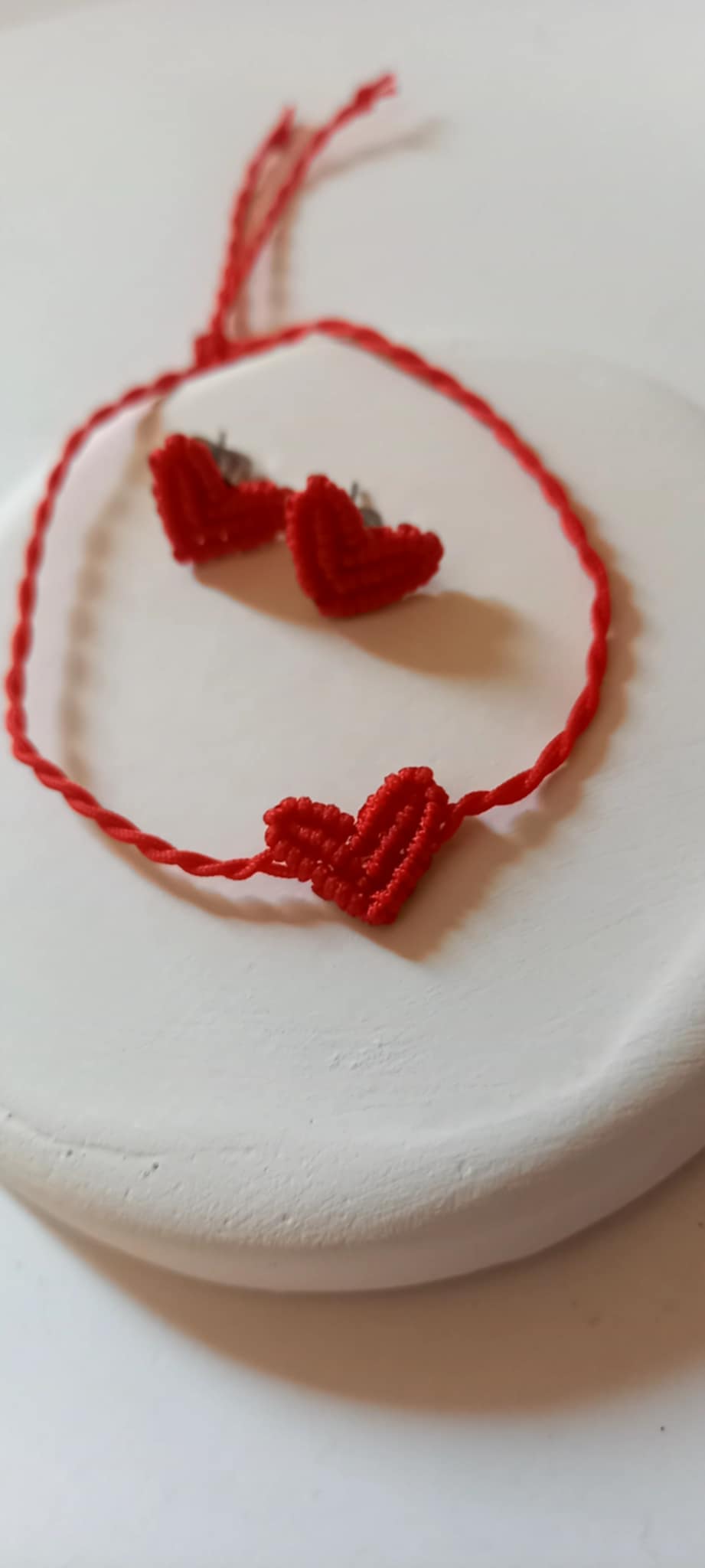 Βραχιόλι με καρδιά μακραμέ