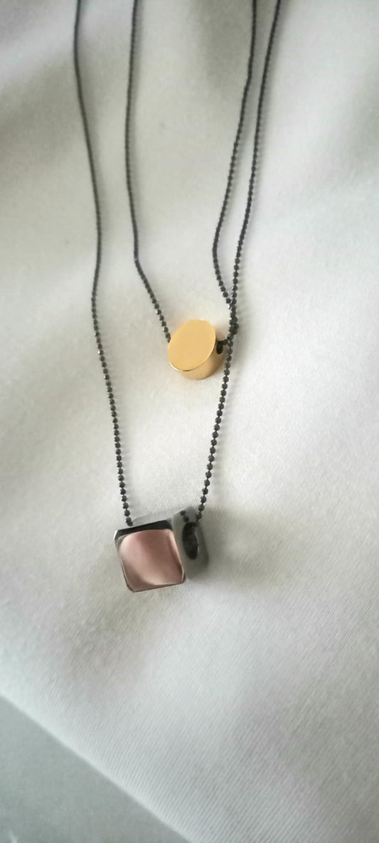 Μακρύ κολιέ με αλυσίδα και μοτίφ κύβο από ατσάλι