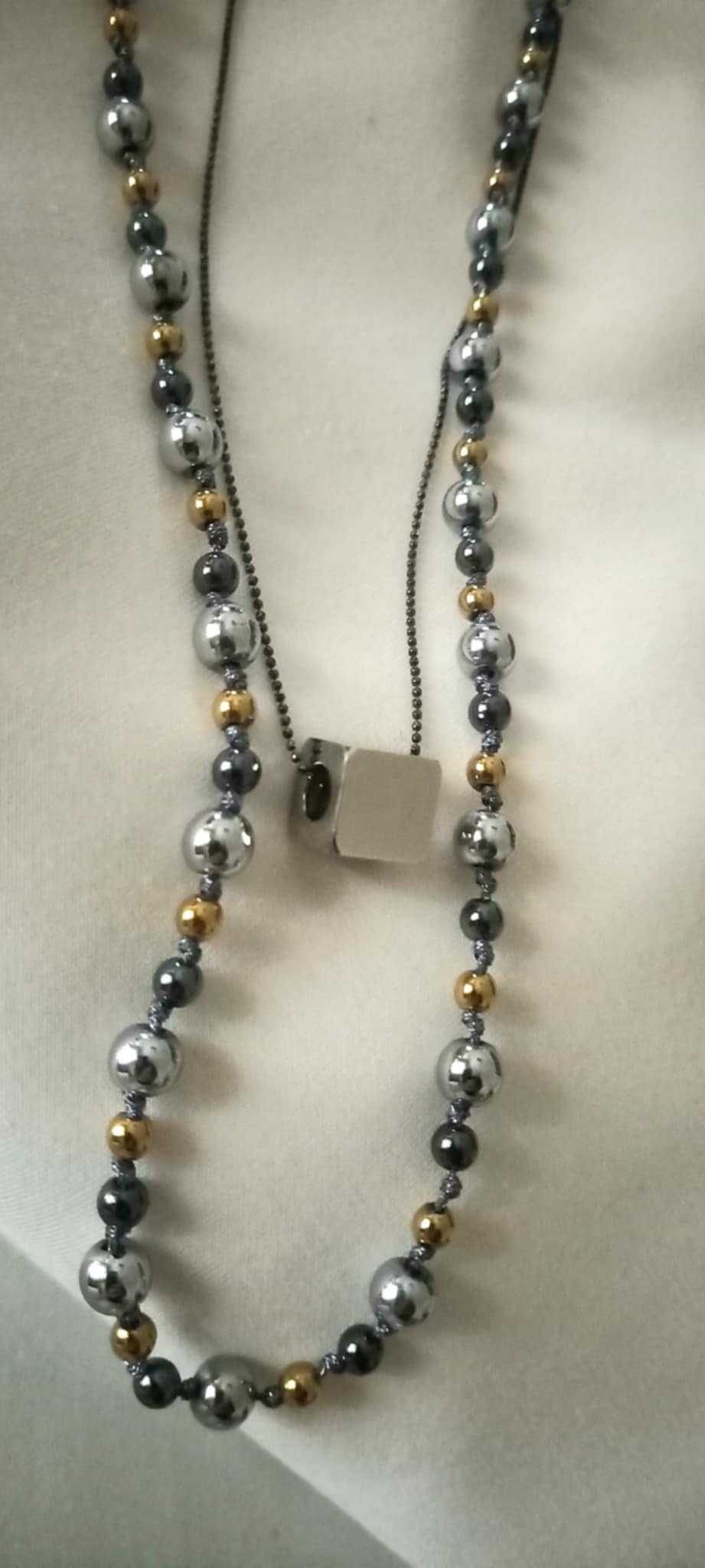 Μακρύ κολιέ με αλυσίδα και μοτίφ κύβο από ατσάλι