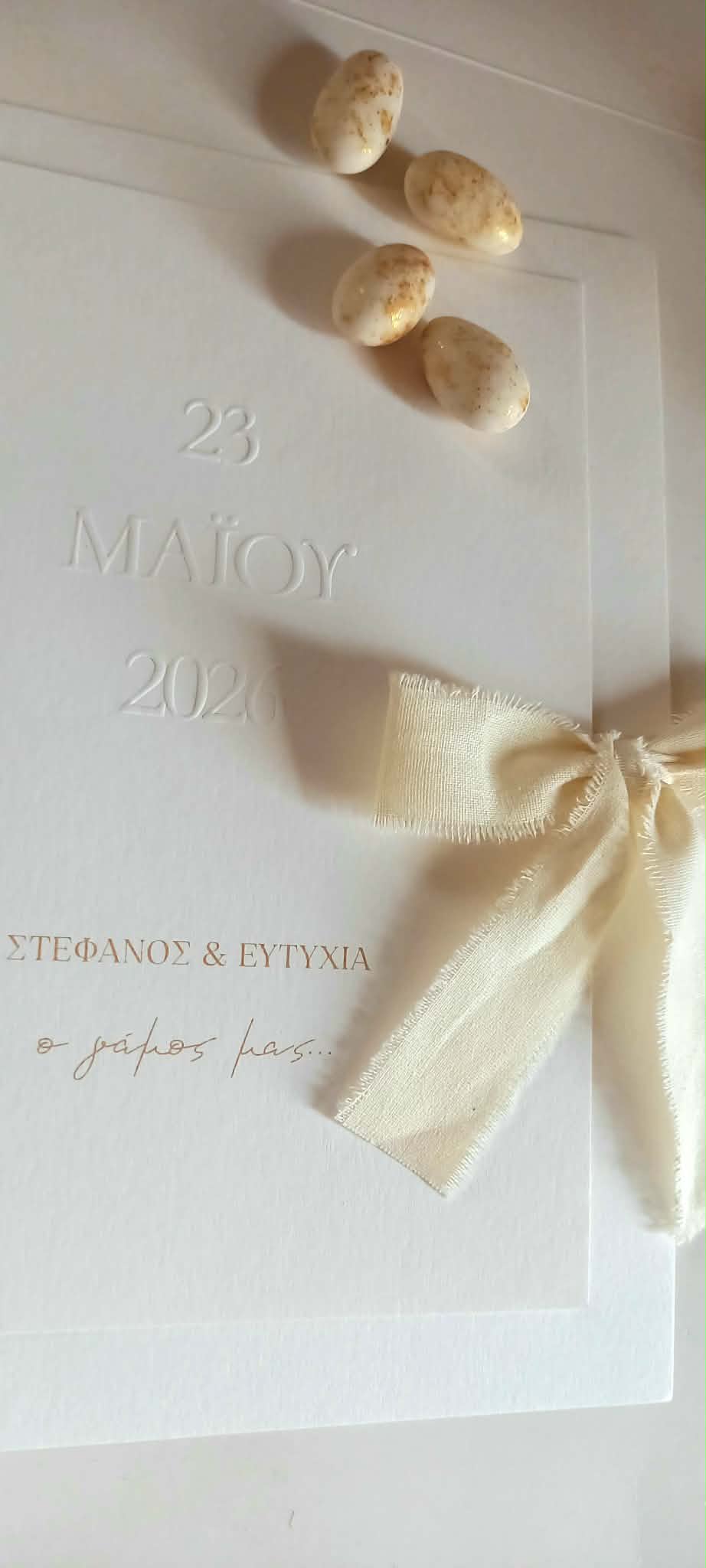 Μπομπονιέρα γάμου με κορδέλα και αποξηραμένα λουλούδια