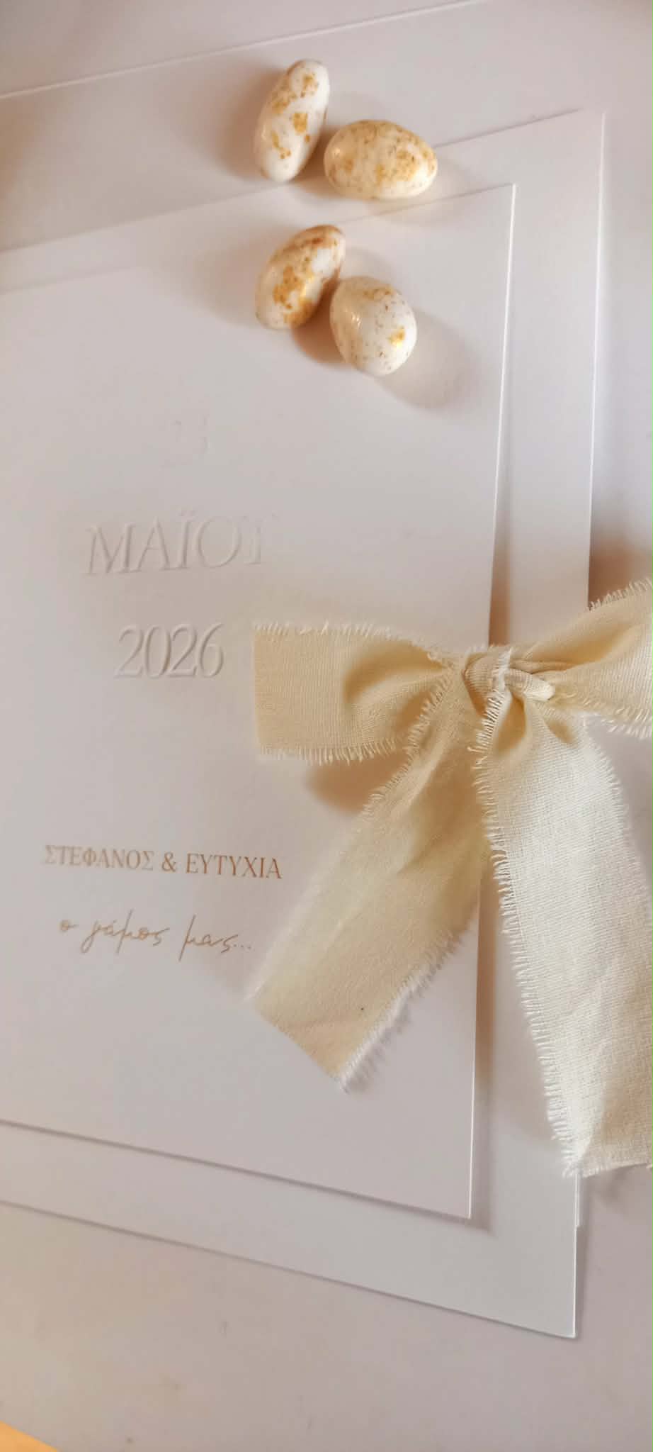 Μπομπονιέρα γάμου με κορδέλα και αποξηραμένα λουλούδια