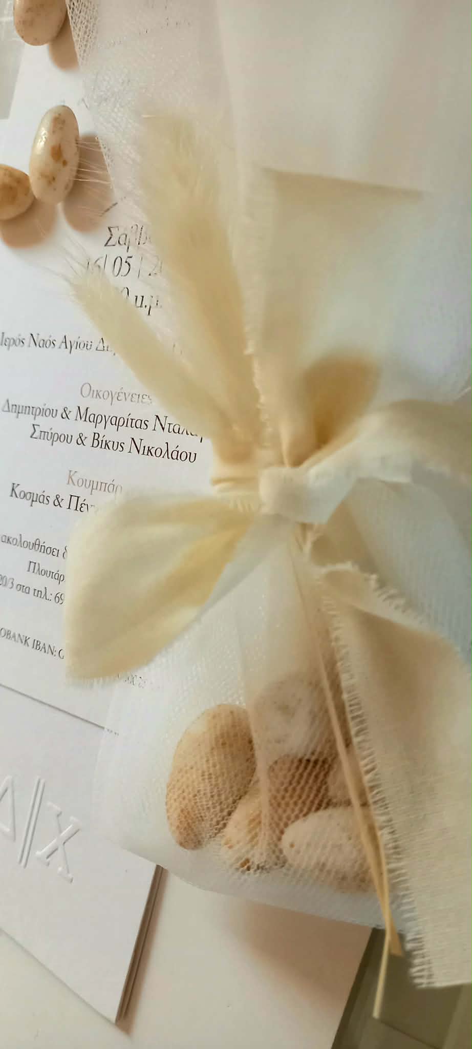 Μπομπονιέρα γάμου με κορδέλα και αποξηραμένα λουλούδια