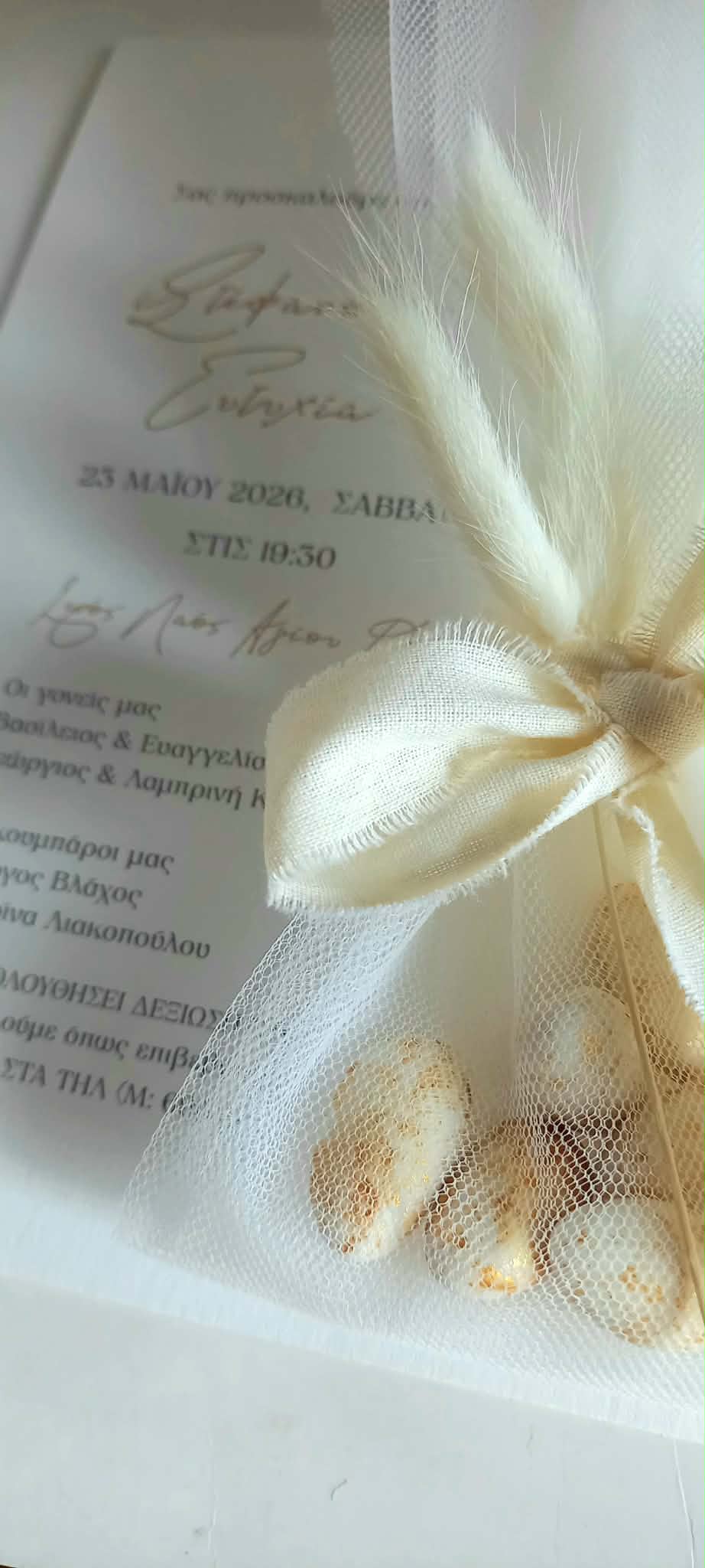 Μπομπονιέρα γάμου με κορδέλα και αποξηραμένα λουλούδια