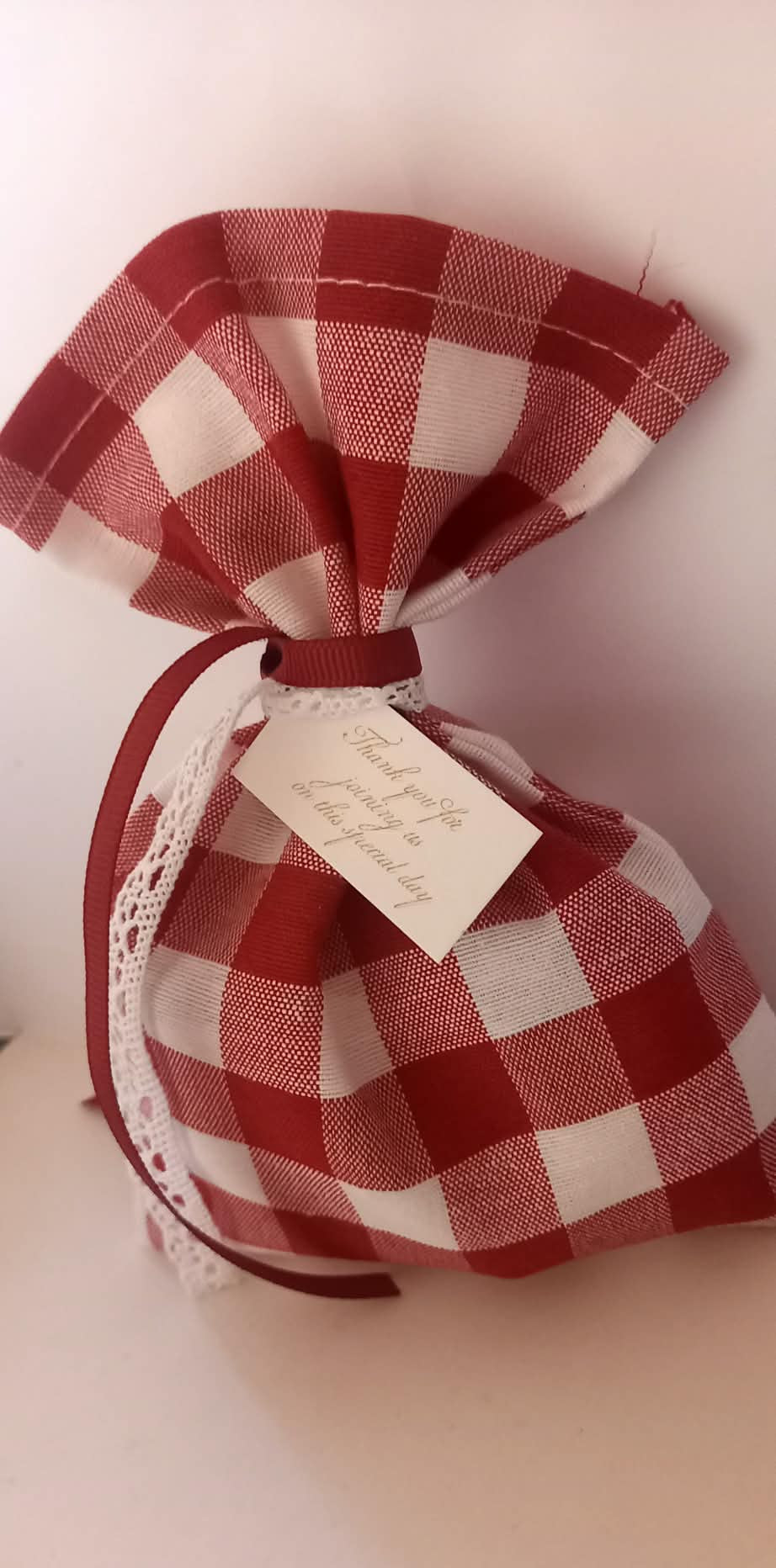 Μπομπονιέρα βάπτισης πουγκί σε καρό κόκκινο μοτίβο