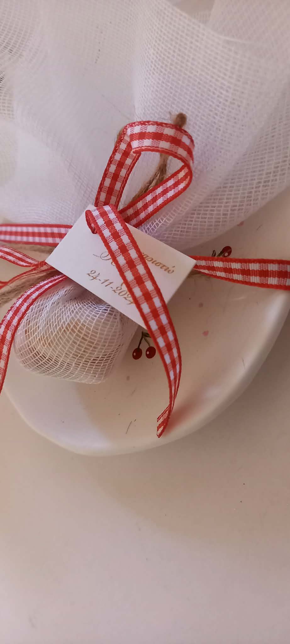 Μπομπονιέρα βάπτισης πιατάκι με κερασάκια ζωγραφισμένα στο χέρι