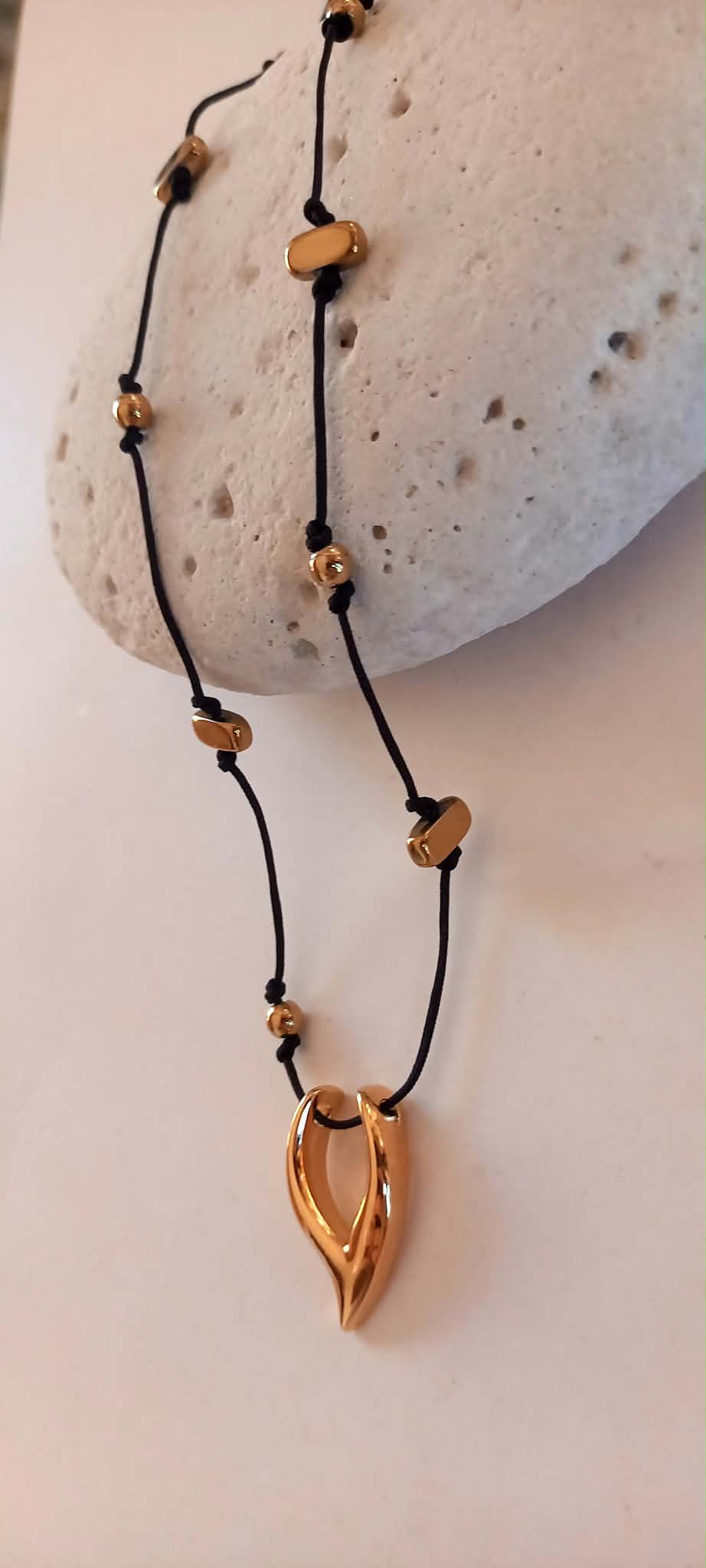 Κολιέ με κορδόνι, αιματίτες και μοτίφ