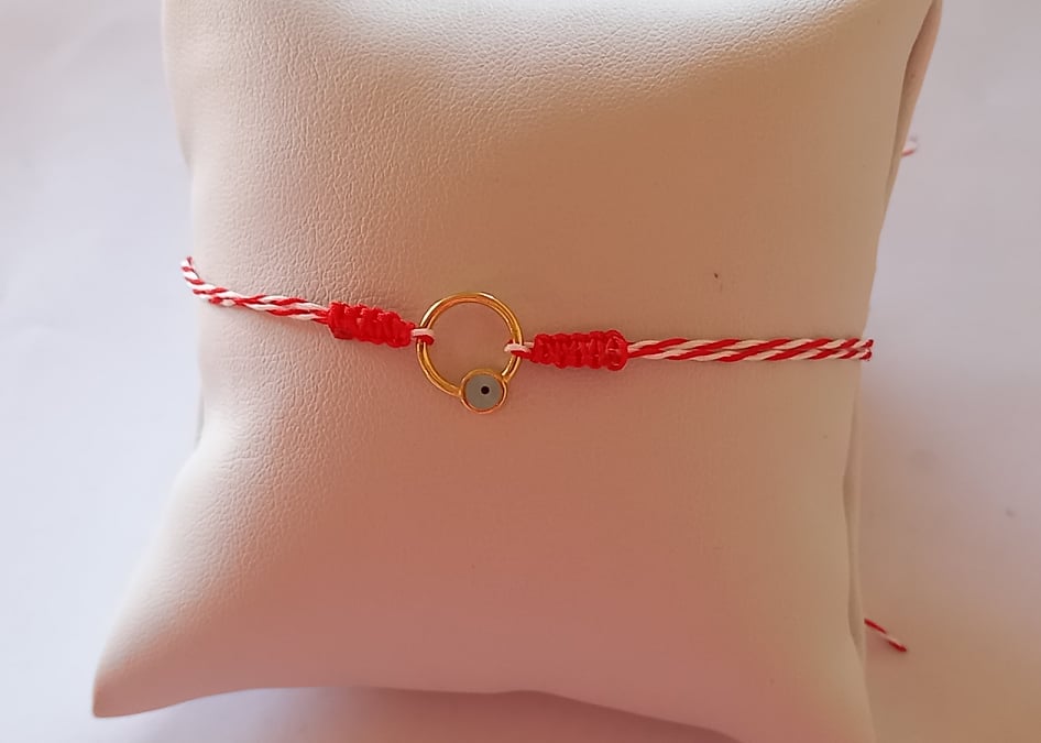 Βραχιόλι μαρτάκι με λευκή-κόκκινη κλωστή, μακραμέ και επιχρυσωμένο στοιχείο με μάτι