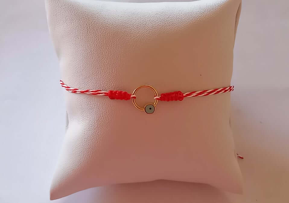 Βραχιόλι μαρτάκι με λευκή-κόκκινη κλωστή, μακραμέ και επιχρυσωμένο στοιχείο με μάτι