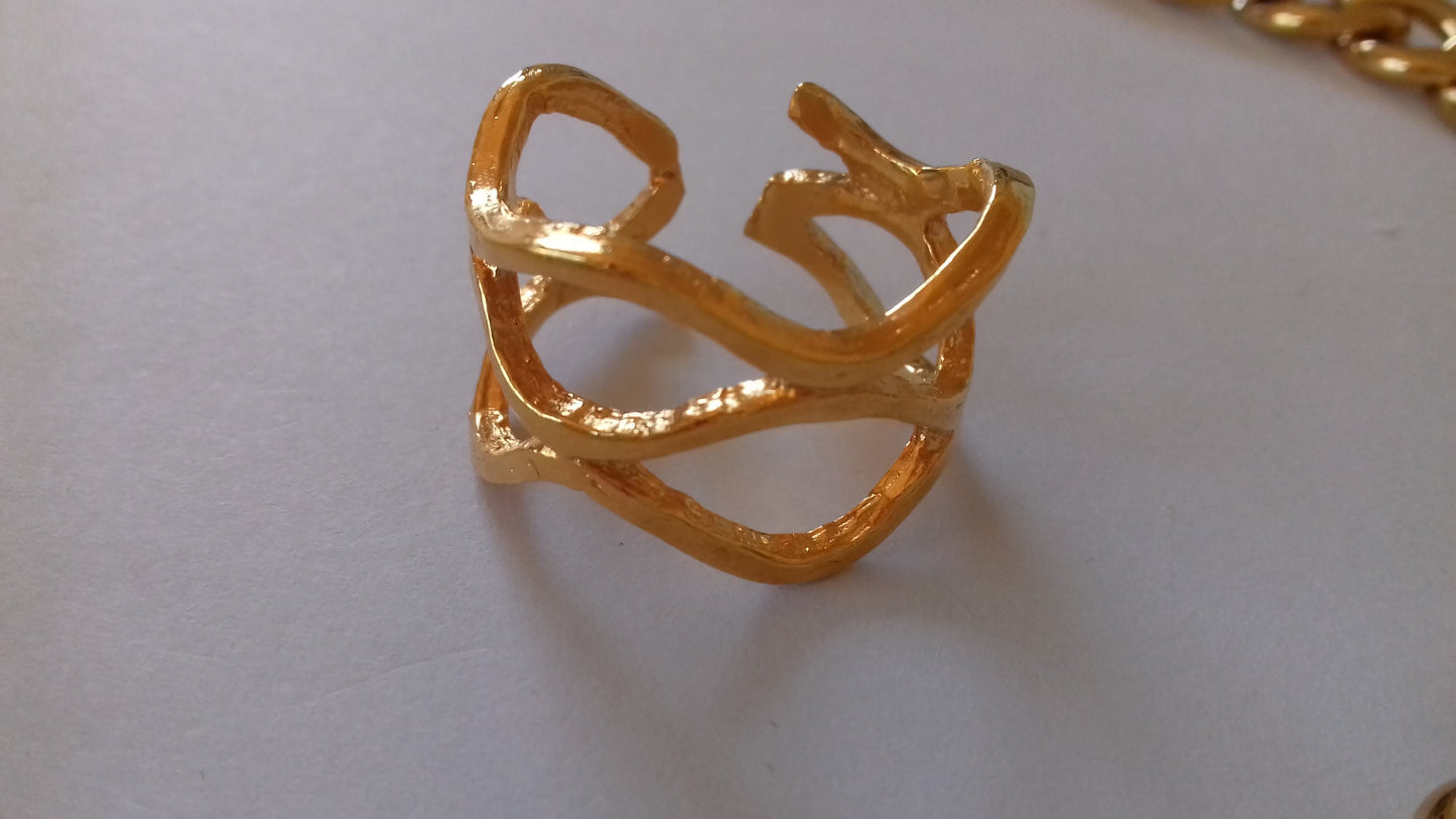 Χρυσό δαχτυλίδι με ιδιαίτερο σχέδιο