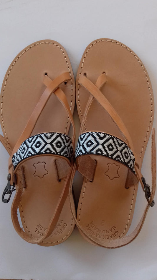 Χειροποίητα δερμάτινα σανδάλια με έθνικ ασπρόμαυρο σχέδιο