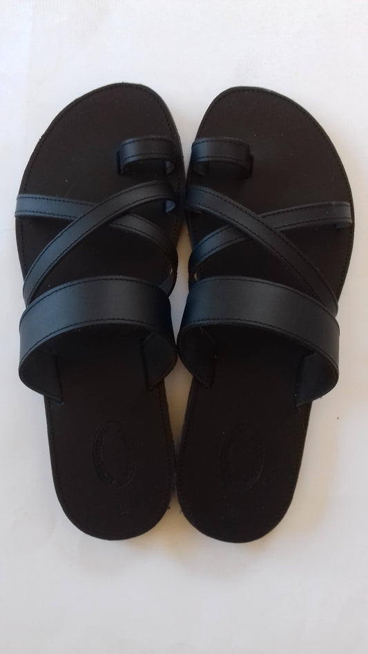 Χειροποίητα μαύρα δερμάτινα σανδάλια με χιαστί λουράκια