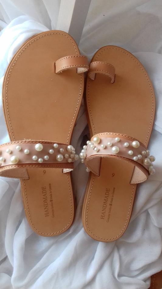 Χειροποίητα δερμάτινα γυναικεία σανδάλια με πέρλες