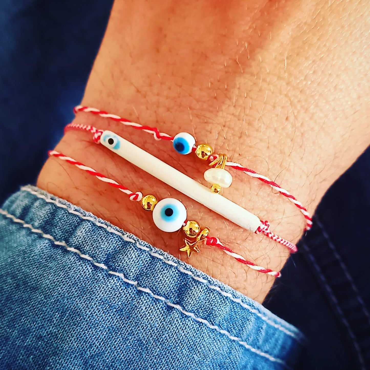 Βραχιόλι μαρτάκι με λευκό-κόκκινο κορδόνι, στρογγυλό μάτι και χρυσές λεπτομέρειες